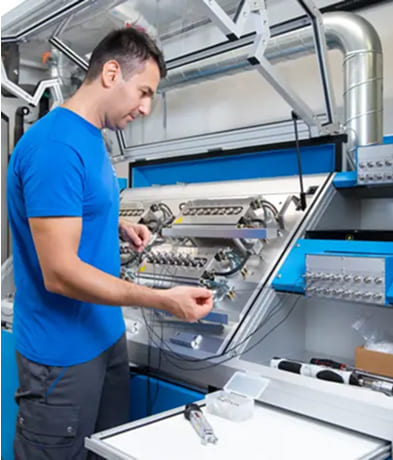 Mitarbeiter während einer Kalibrier- und Messdienstleistung