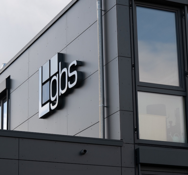 Nahaufnahme des Firmengebäudes des GBS metrology GmbH